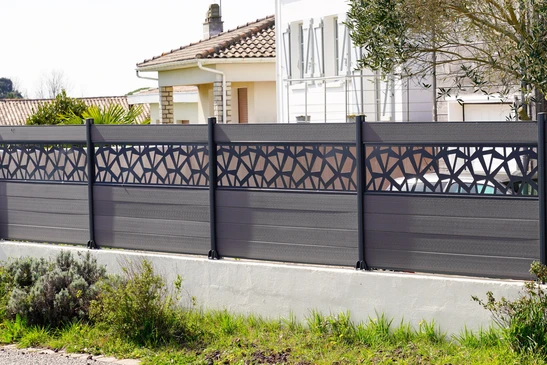 Clôture moderne en extérieur résidentiel avec panneaux composites gris anthracite