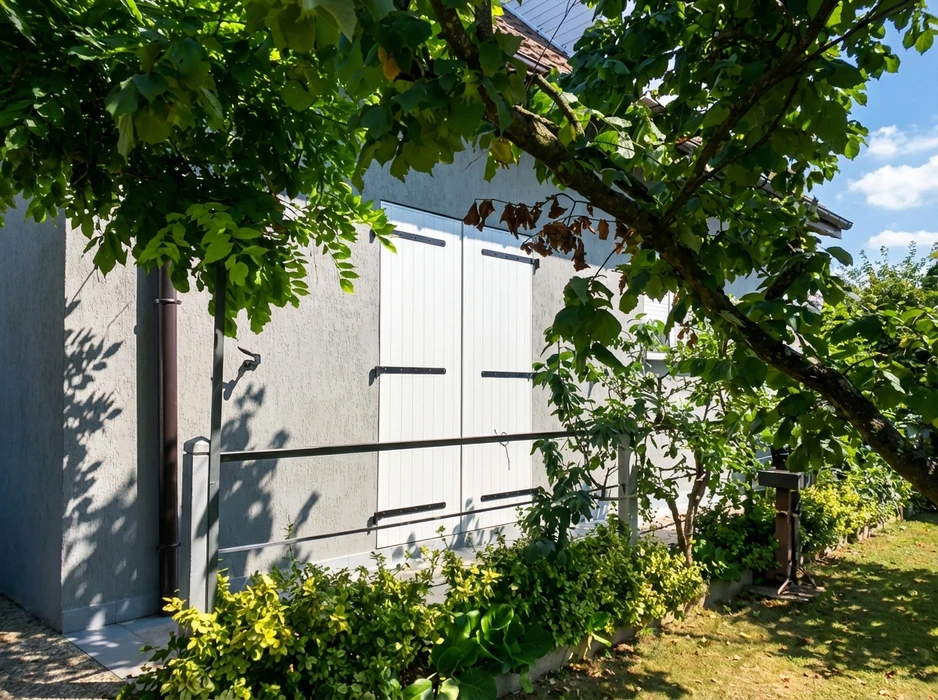 Façade extérieure d'une maison avec volets battants en PVC blanc, montés sur pentures métalliques noires