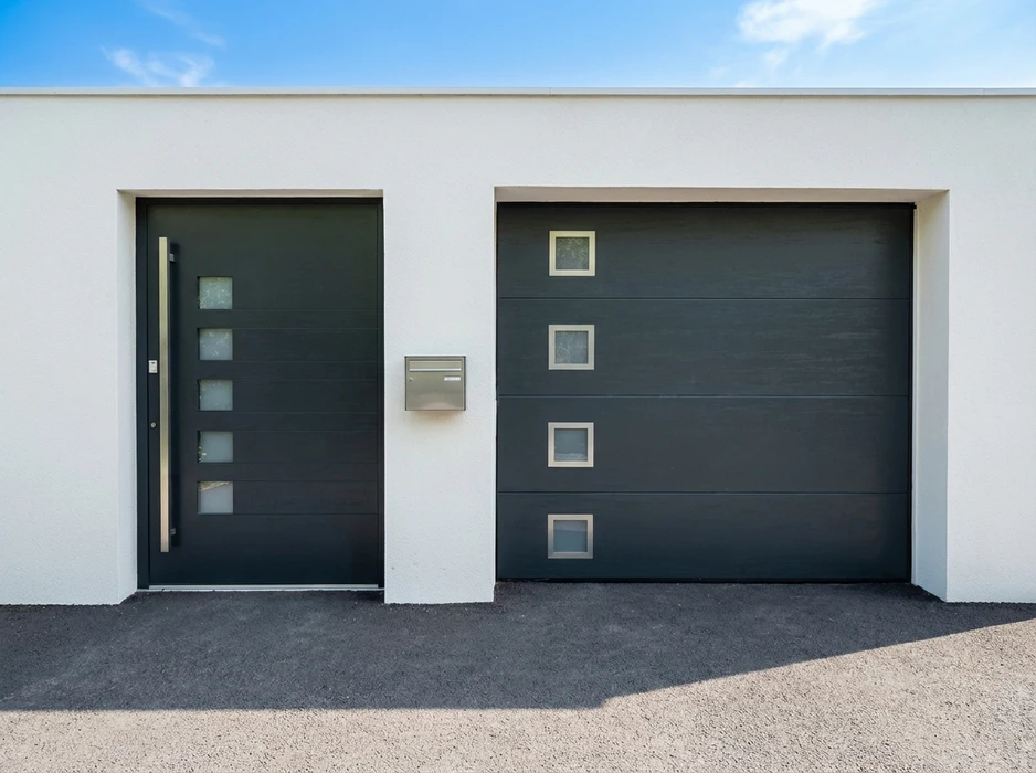 Façade moderne en enduit blanc avec deux ouvertures