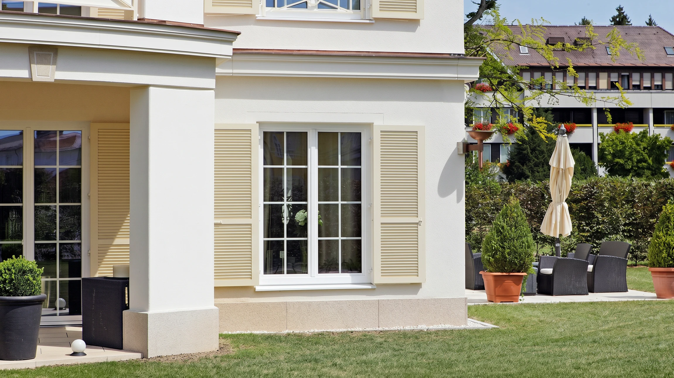 Façade extérieure d'immeuble avec fenêtres à volets battants en bois