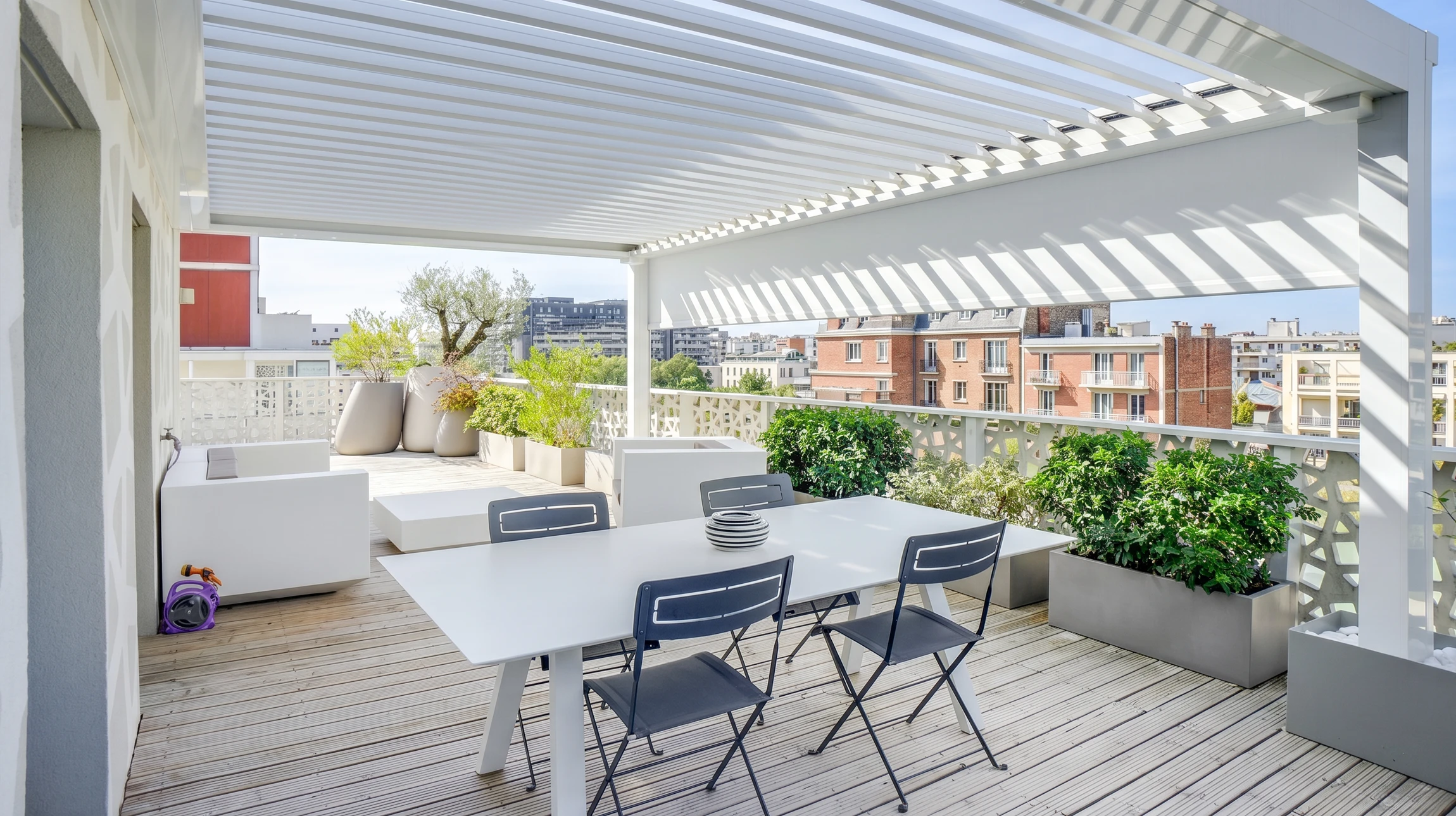 Terrasse extérieure moderne avec pergola bioclimatique à lames orientables, mobilier contemporain en métal et bois