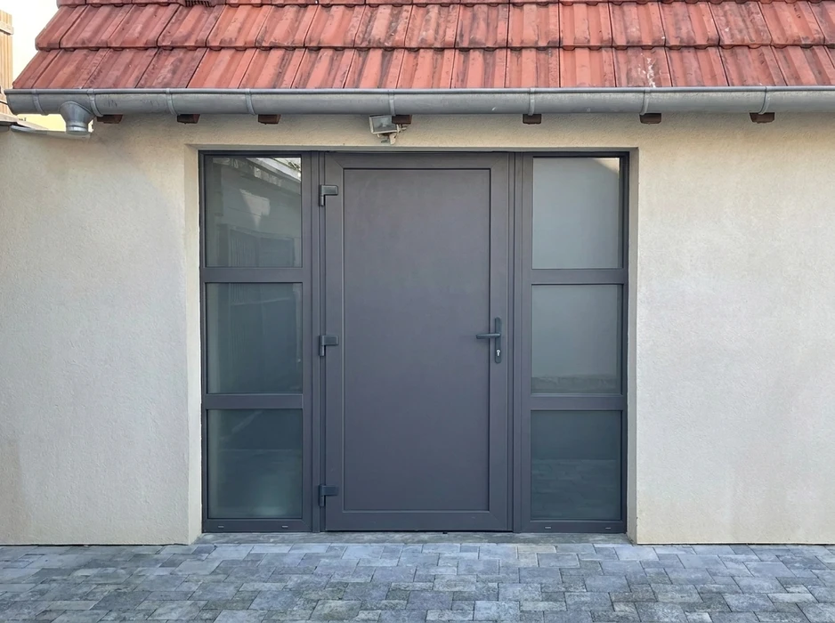 Façade extérieure d'une maison contemporaine, mur enduit blanc texturé