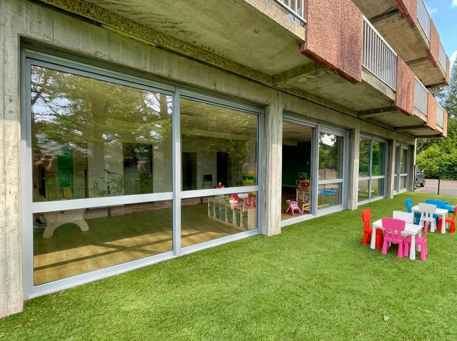 Façade extérieure d'une maison avec double porte-fenêtre en aluminium anthracite à deux vantaux vitrés pleine hauteur