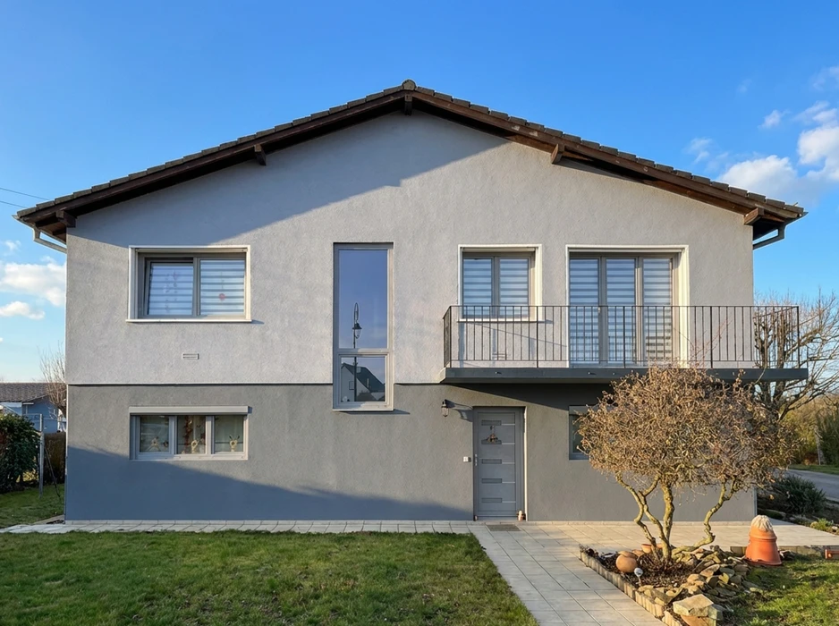 Façade extérieure d'une maison avec double porte-fenêtre en aluminium anthracite à deux vantaux vitrés pleine hauteur