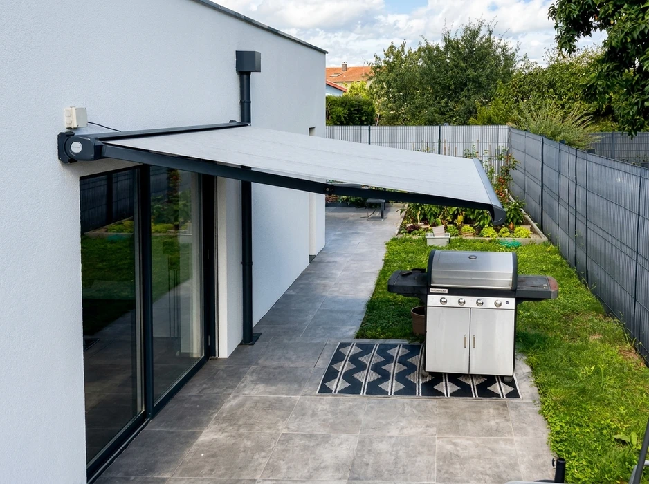 Porte de garage sectionnelle à panneaux lisses, coloris gris anthracite mat, installée en applique dans une baie maçonnée