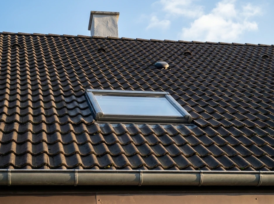 Volet roulant extérieur entièrement fermé, installé en applique dans une baie de porte-fenêtre