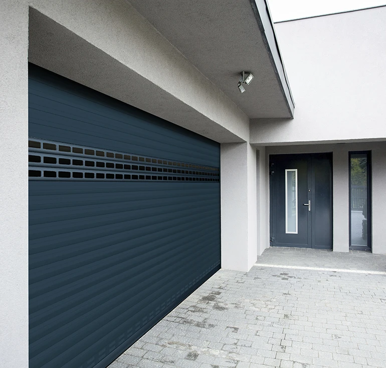 Extérieur résidentiel moderne avec garage individuel à porte sectionnelle grise horizontale