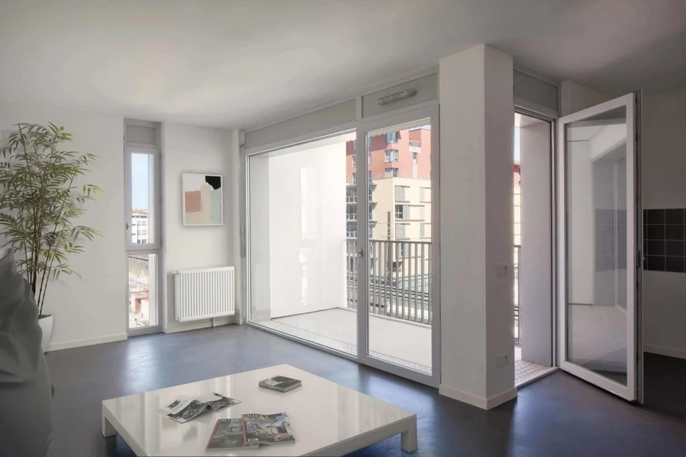 Intérieur moderne avec fenêtres PVC blanches à double vantaux ouverts, équipées de volets roulants électriques intégrés
