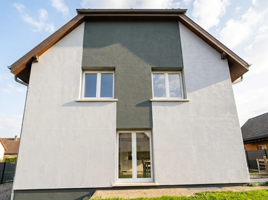Vue intérieure d'une baie vitrée coulissante aluminium anthracite, 4 vantaux, avec volets roulants intégrés partiellement fermés