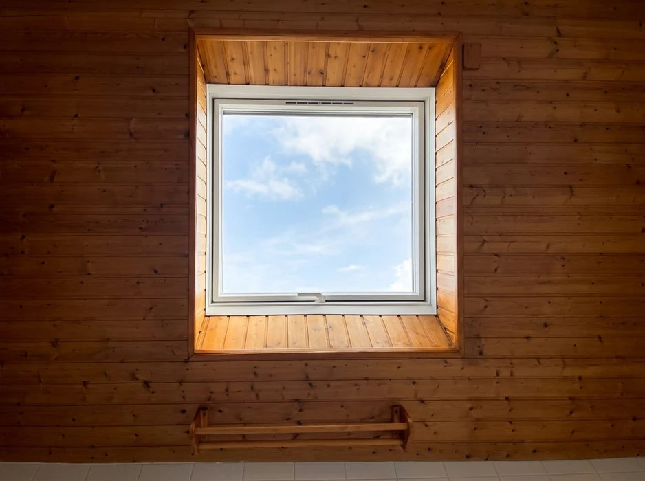 Vue intérieure vers une terrasse extérieure through une porte-fenêtre coulissante PVC blanc