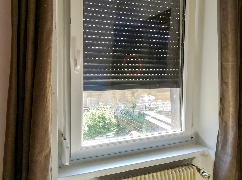 Façade d'une maison individuelle moderne, numéro 4a, vue extérieure de jour