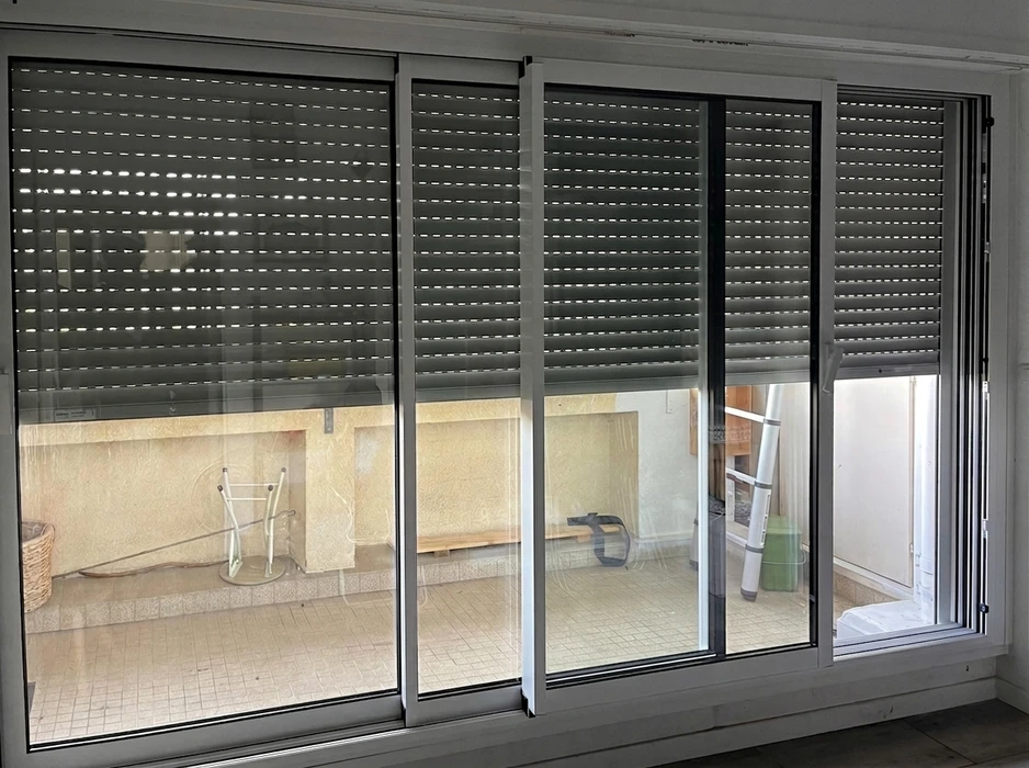 Façade d'une maison individuelle de plain-pied avec extension