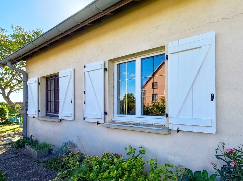 Façade extérieure d'une maison individuelle, vue en contre-plongée