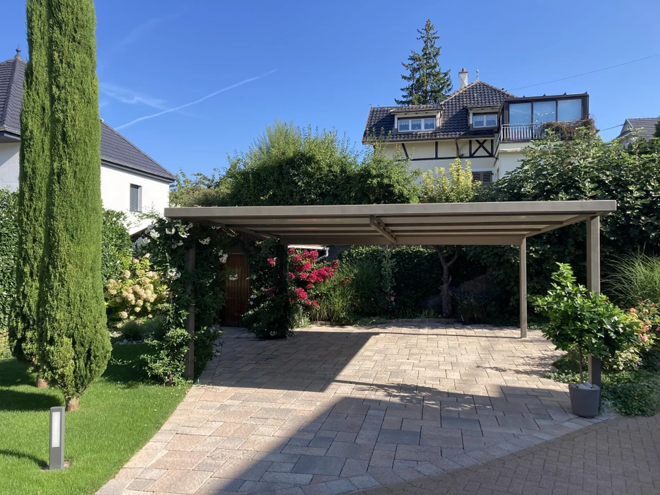 Fenêtre étroite et haute à châssis aluminium anthracite, posée en tableau dans un mur enduit blanc texturé