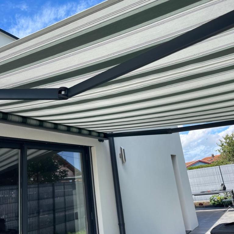 Store banne motorisé : les critères essentiels avant de se lancer à Illzach, Habsheim et Rixheim