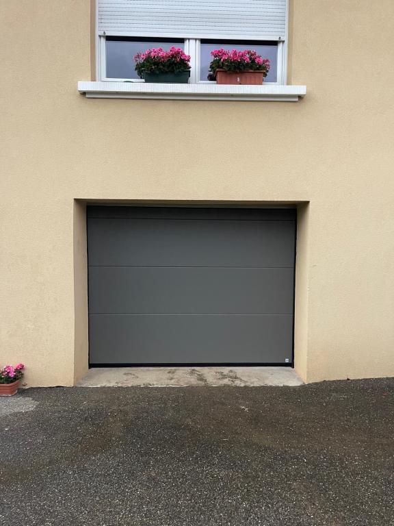 Porte de garage motorisée à Illzach, Wittenheim et Rixheim : confort, sécurité et fiabilité au quotidien