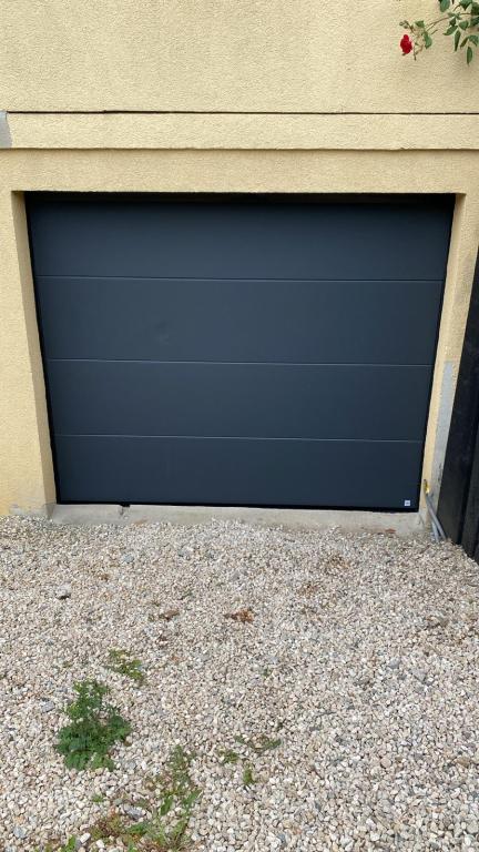 Porte de garage enroulable ou sectionnelle : que choisir à Cernay, Illzach et Brunstatt ?