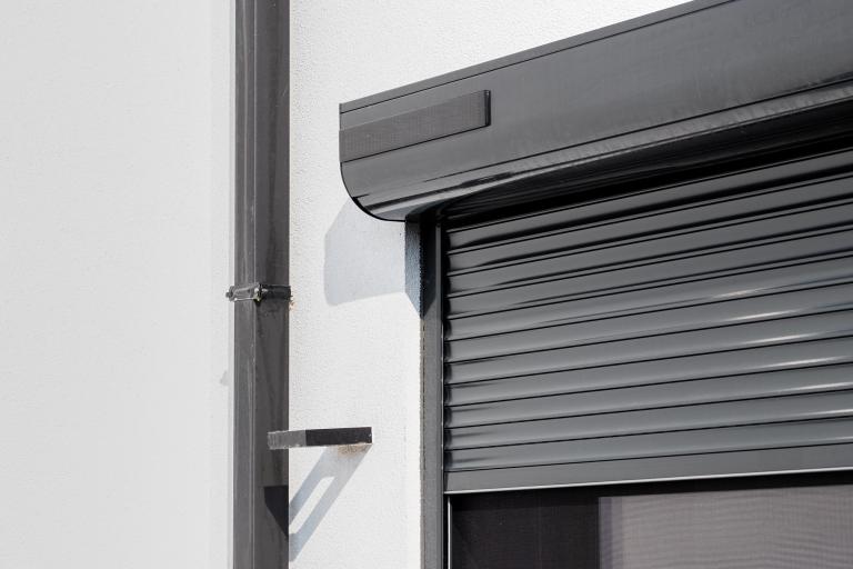 Pourquoi les volets roulants solaires séduisent à Mulhouse, Saint-Louis et Altkirch ?